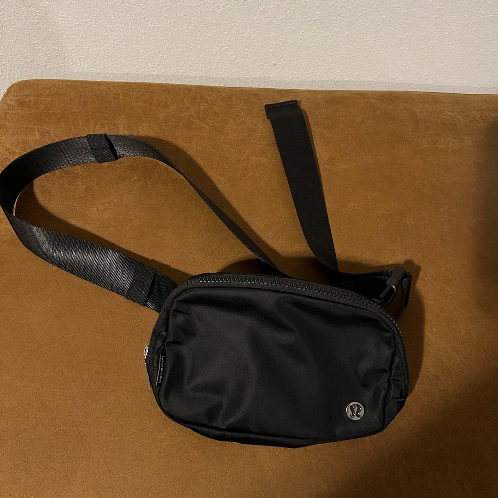 Lululemon Everywhere Belt Bag-Silver hardware